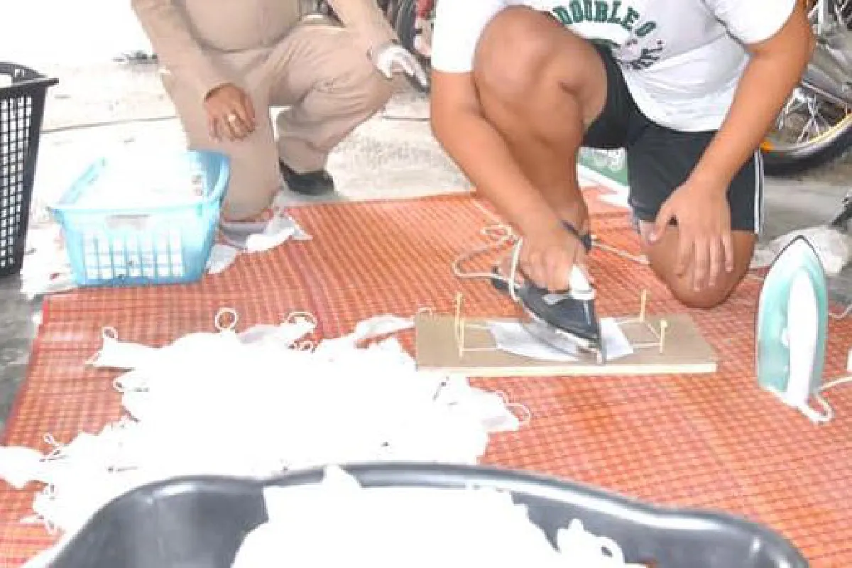 อึ้ง! บุกทลายแหล่งผลิต "หน้ากากอนามัยมือสอง" ที่สระบุรี