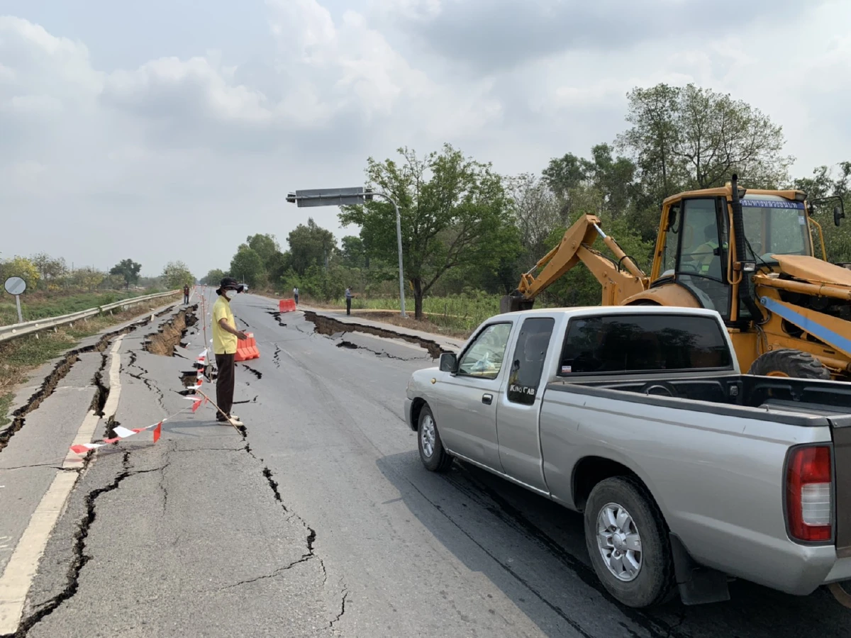 ภัยแล้งลามถนนเลียบคลองระพีพัฒน์ทรุดเป็นทางยาวกว่า 200 เมตร