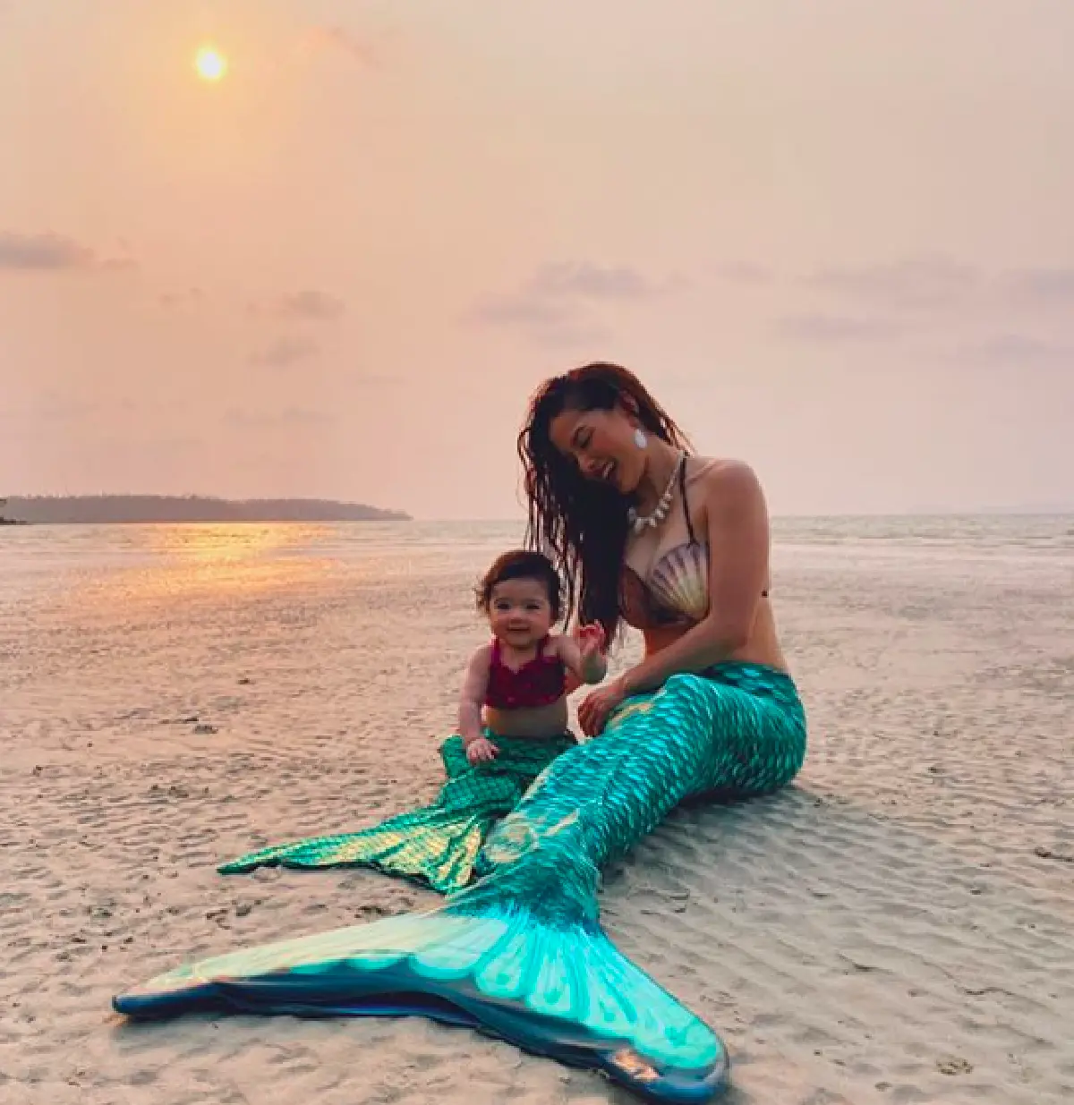 น่ารักหนักมาก! "ลิเดีย-น้องเดมี่" ในชุดบิกินี่ตัวจิ๋ว แปลงร่างเป็นนางเงือกน้อย 