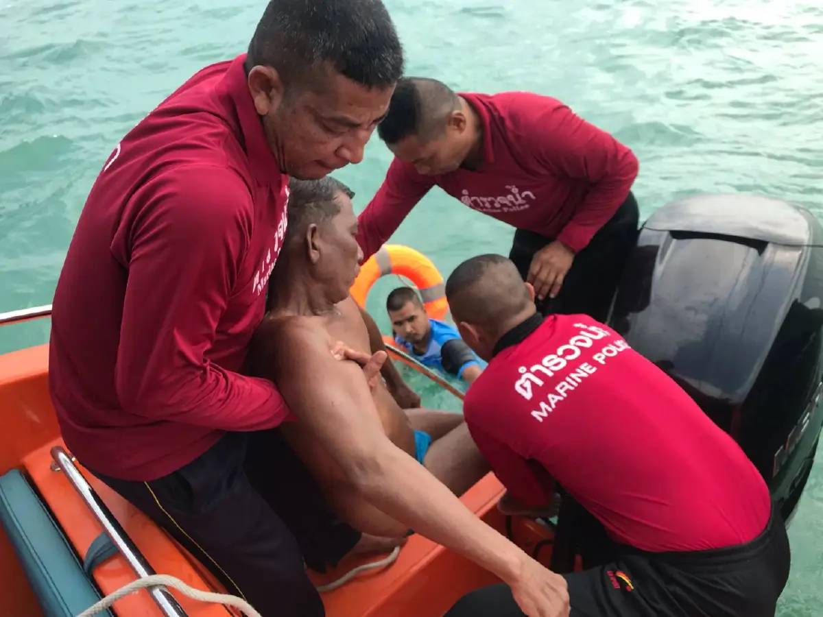 สองพ่อลูกออกหาปลากลางทะเลขนอมเจอลมหัวด้วนพัดตกเรือตายทั้งคู่