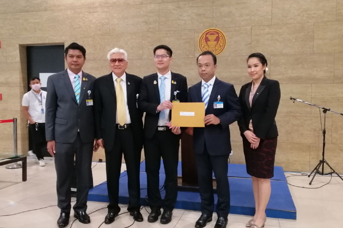 3 พรรคเล็กยื่นประธานสภาเปิดประชุมฟังความเห็นนศ.หลังเหตุแฟลชม็อบ 3 พรรคเล็กยื่นประธานสภาเปิดประชุมฟังความเห็นนศ.หลังเหตุแฟลชม็อบ