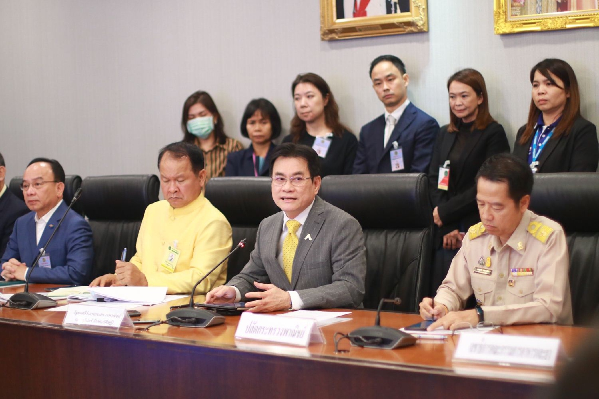 พาณิชย์สั่งเช็คสต็อกจากโรงงานรายวัน ตั้งศูนย์กระจายหน้ากากอนามัย พาณิชย์สั่งเช็คสต็อกจากโรงงานรายวัน ตั้งศูนย์กระจายหน้ากากอนามัย