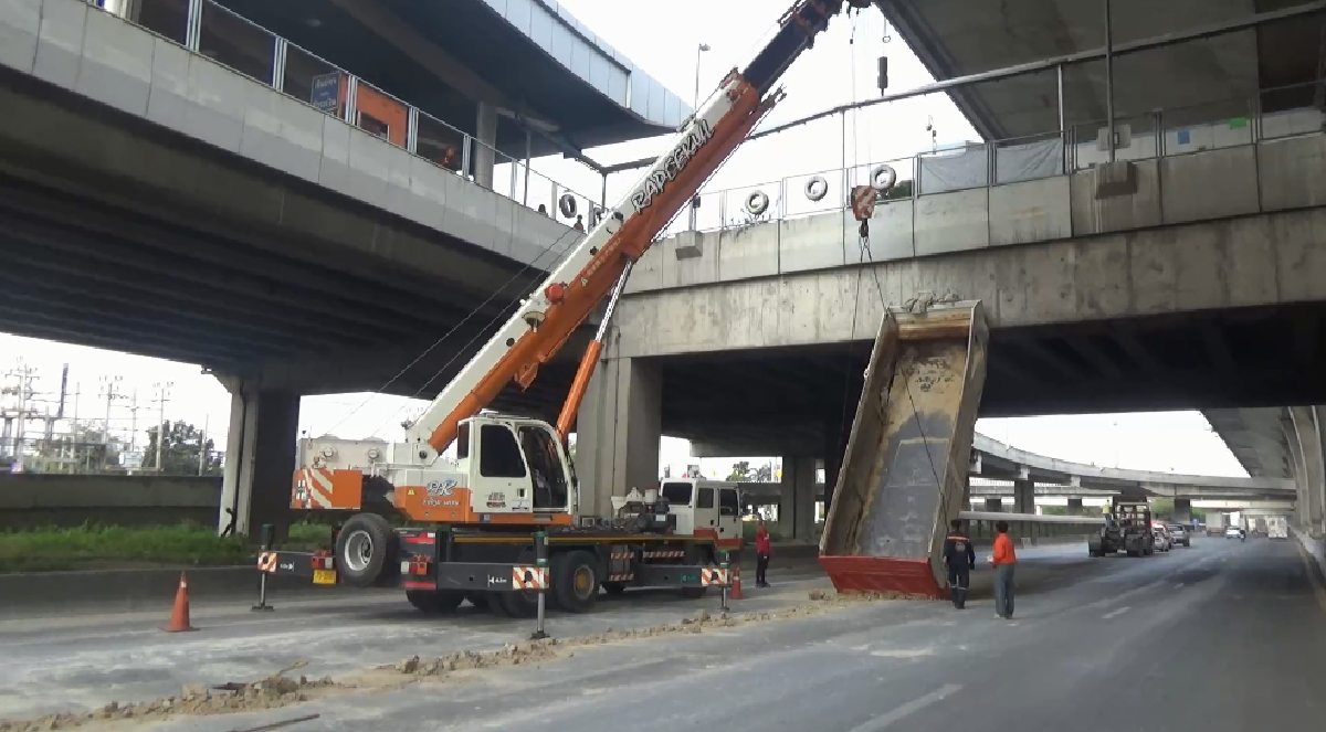 กระบะรถบรรทุกยกขึ้นเองชนคานทางด่วนเทดินเกลื่อนถนนยาวกว่า 200 เมตร