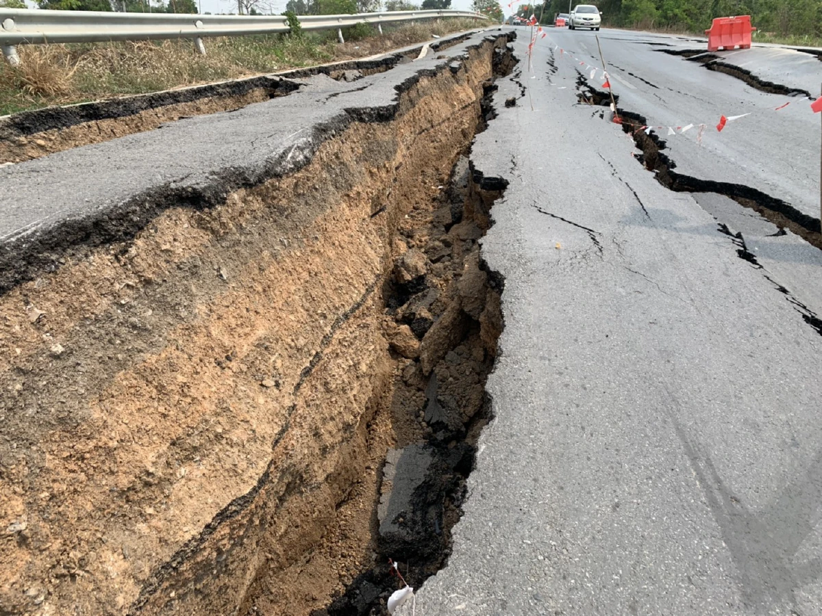 ภัยแล้งลามถนนเลียบคลองระพีพัฒน์ทรุดเป็นทางยาวกว่า 200 เมตร