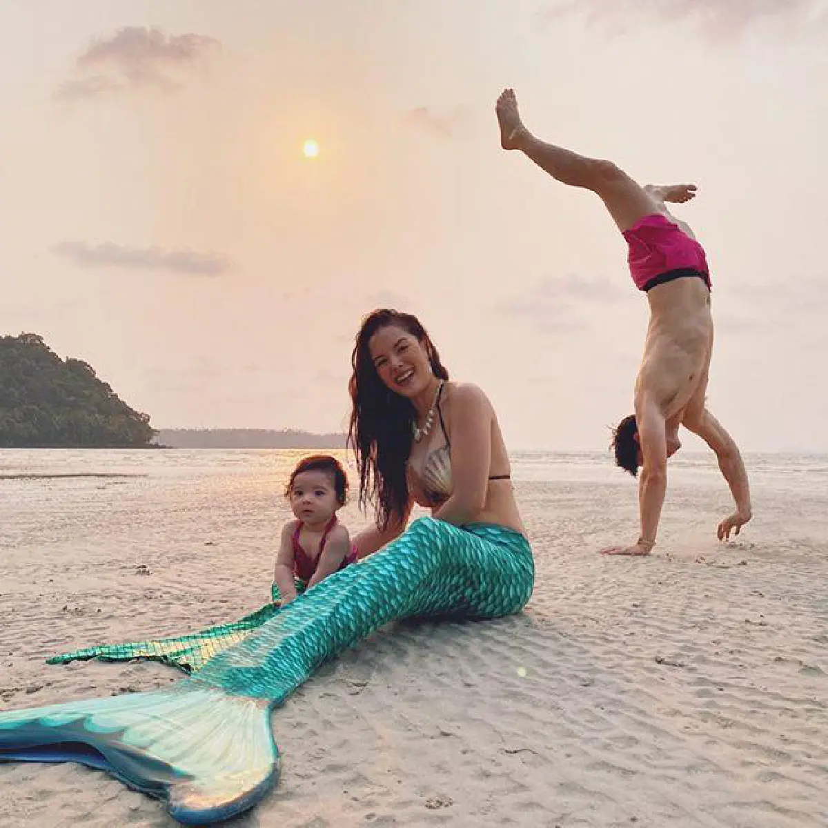 น่ารักหนักมาก! "ลิเดีย-น้องเดมี่" ในชุดบิกินี่ตัวจิ๋ว แปลงร่างเป็นนางเงือกน้อย 