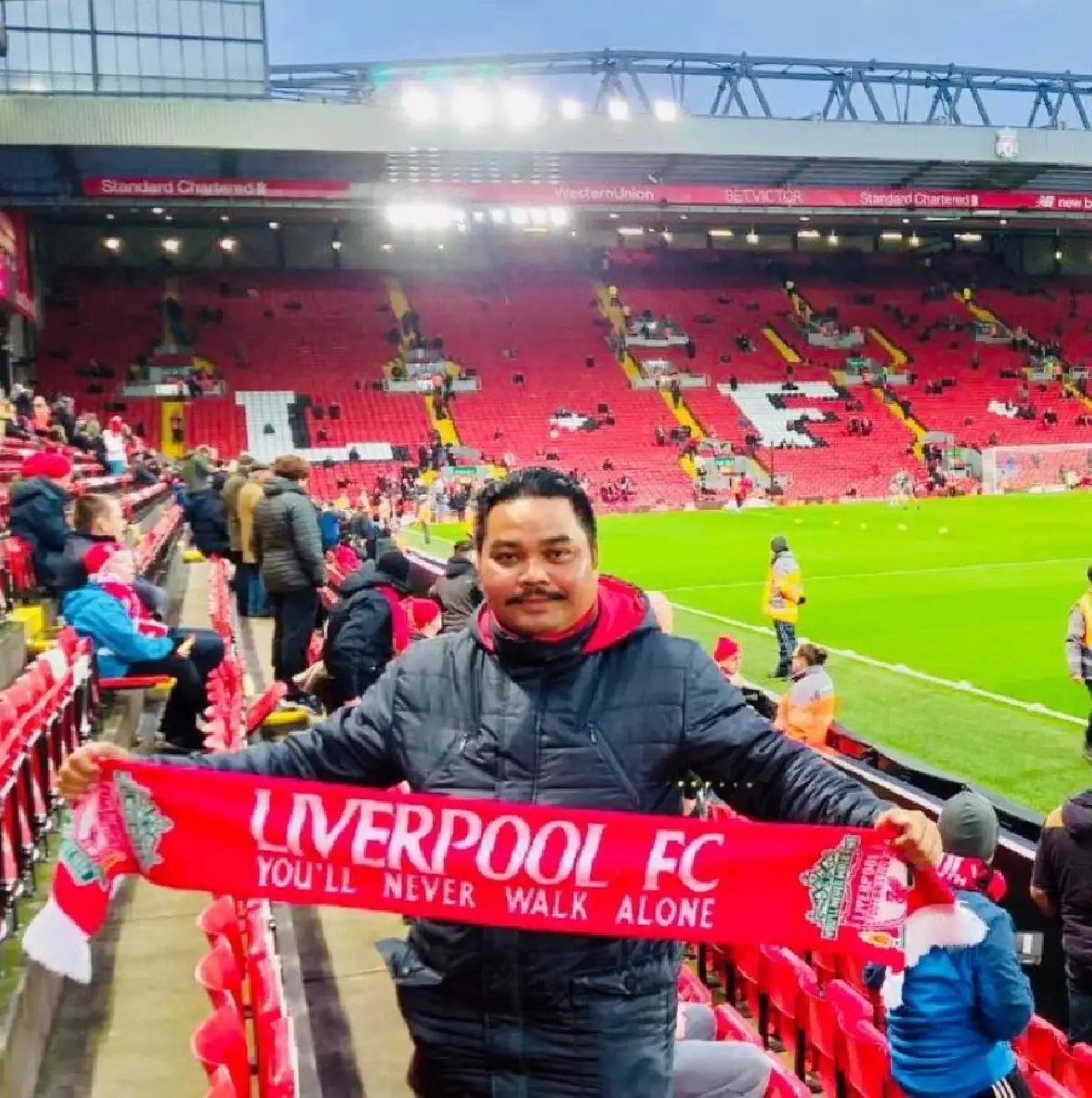 คลั่ง!แฟนพันธุ์แท้เดอะค็อปลงทุนปลูกข้าวเป็นโลโก้หงส์แดงบนเนื้อที่กว่า 2 ไร่