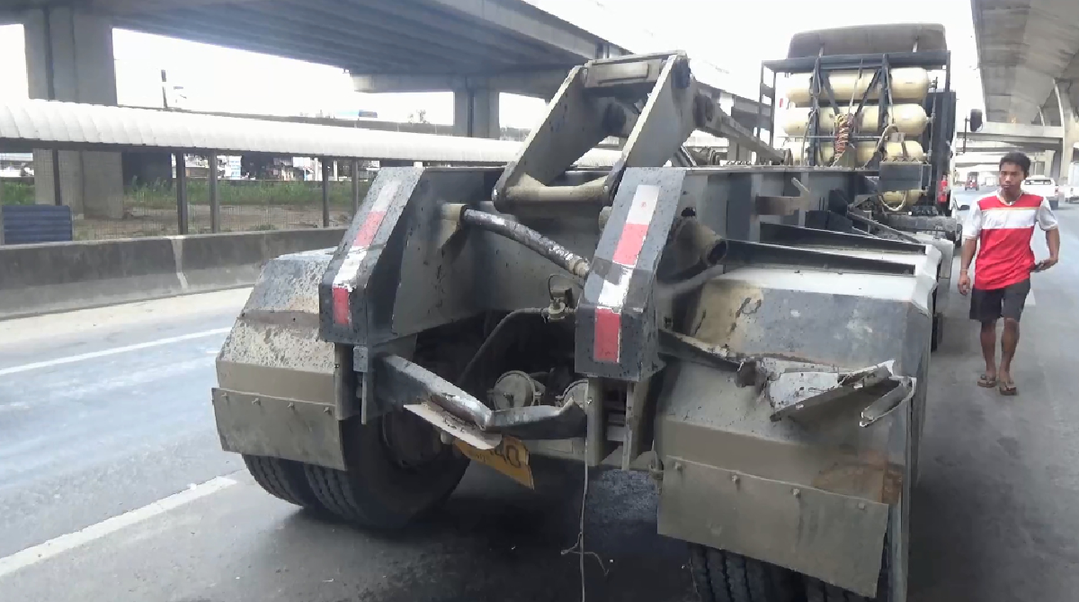 กระบะรถบรรทุกยกขึ้นเองชนคานทางด่วนเทดินเกลื่อนถนนยาวกว่า 200 เมตร