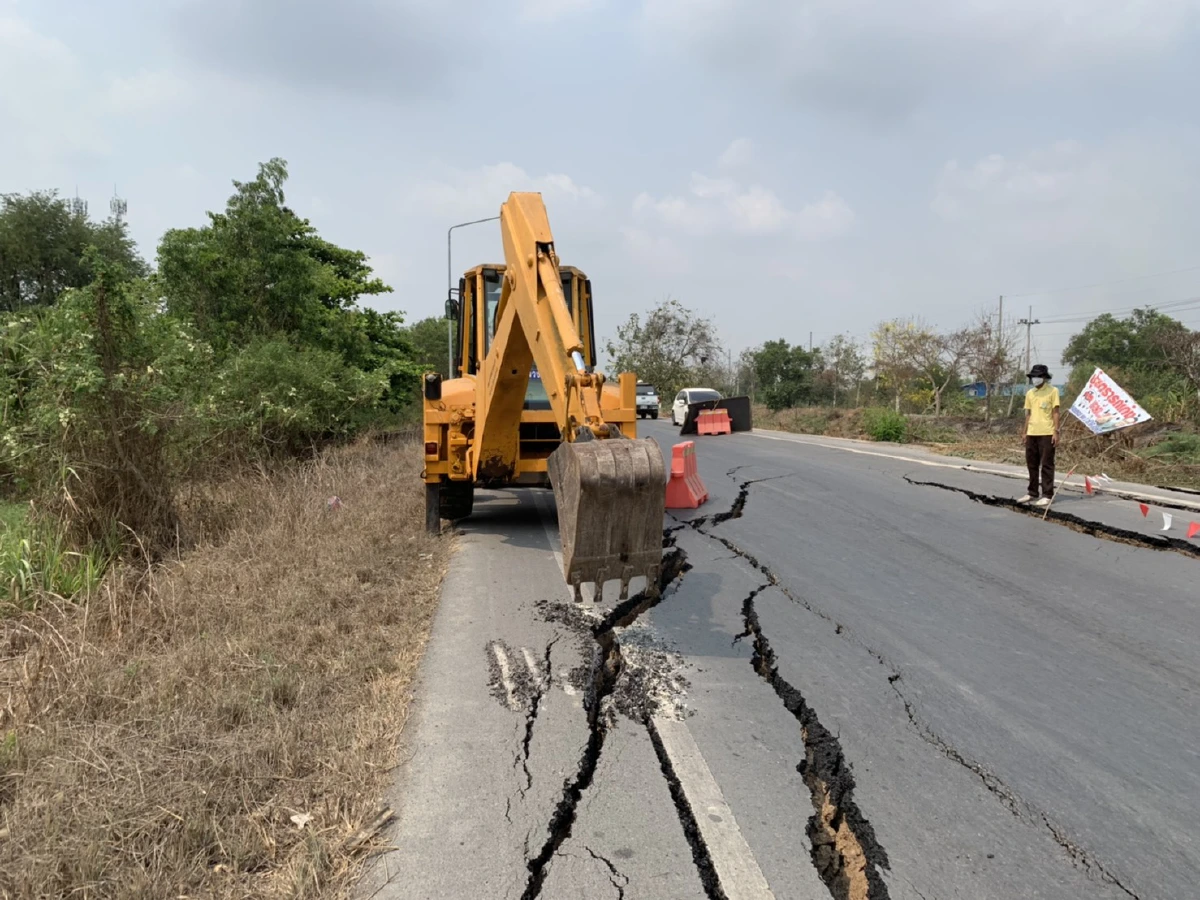 ภัยแล้งลามถนนเลียบคลองระพีพัฒน์ทรุดเป็นทางยาวกว่า 200 เมตร