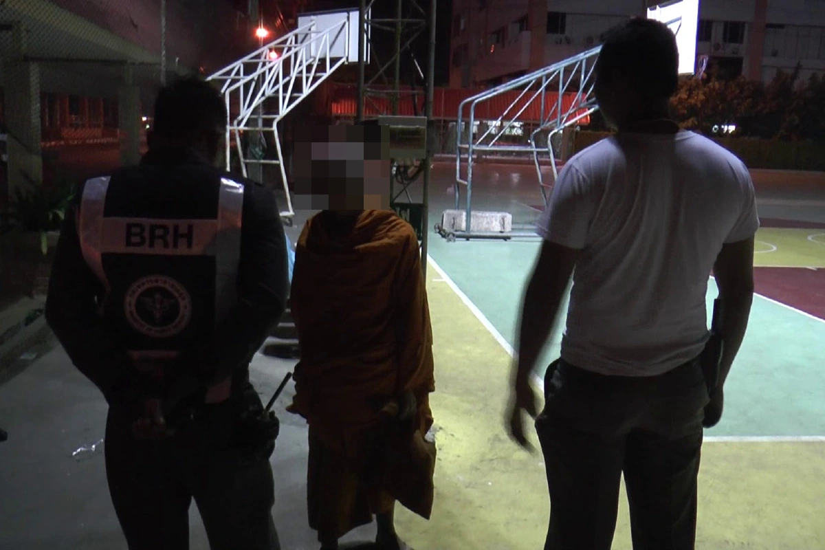 พระดื่มเหล้าขาวเมาเดินเซทั่วร.พ.ตำรวจจับตัวพาไปสึก