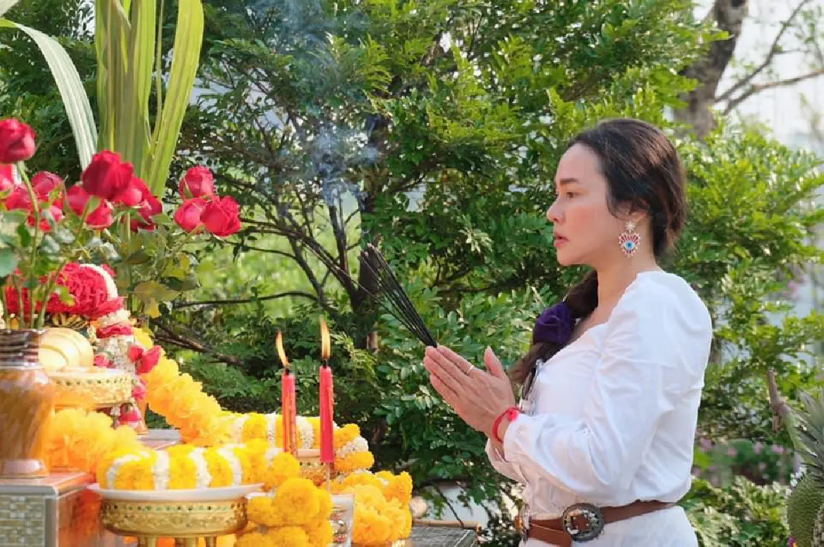 “ใหม่ เจริญปุระ” ถือฤกษ์ดีทำบุญบวงสรวงพระพิฆเนศ พร้อมทำบุญขึ้นบ้านใหม่หลังใหญ่