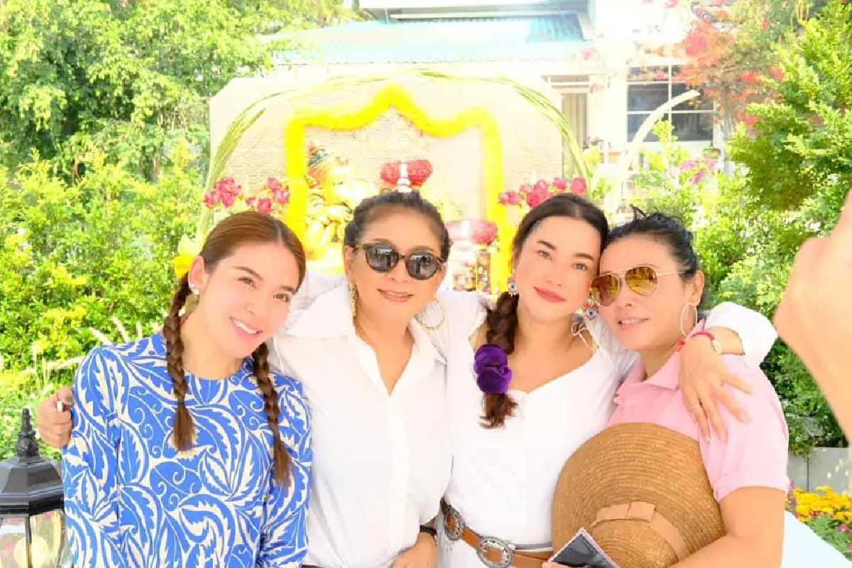 “ใหม่ เจริญปุระ” ถือฤกษ์ดีทำบุญบวงสรวงพระพิฆเนศ พร้อมทำบุญขึ้นบ้านใหม่หลังใหญ่