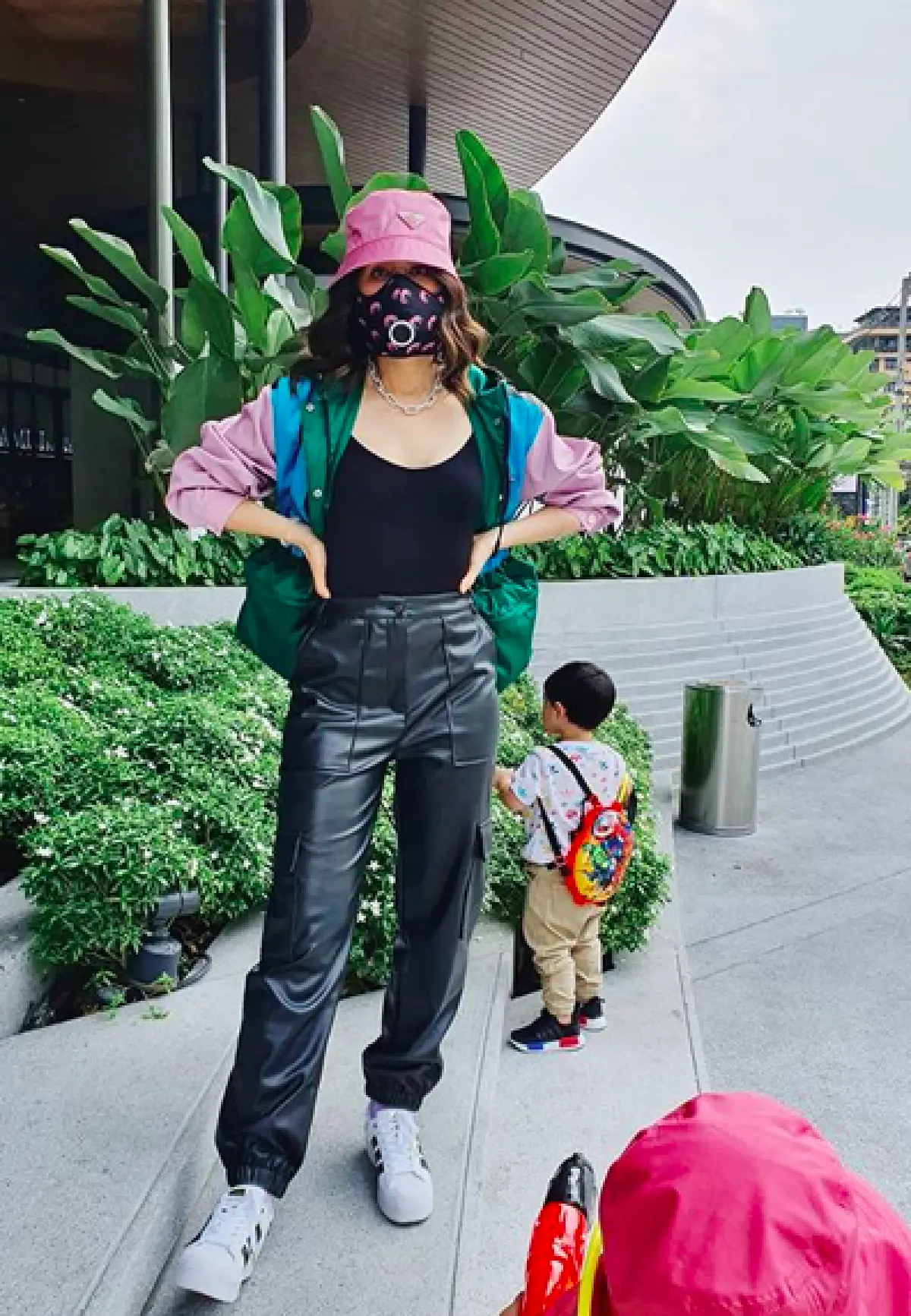 ไม่เคยธรรมดา “ชมพู่ อารยา” กับหน้ากากอนามัยกันโรคแบบแฟชั่น ราคาก็เอาเรื่อง