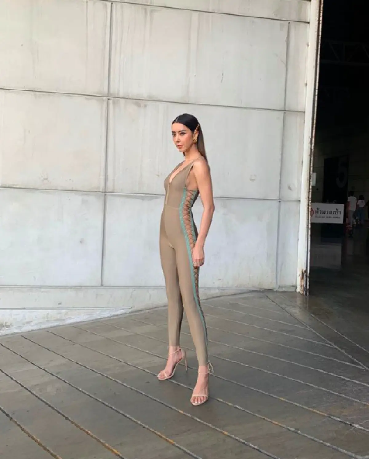 แซ่บซ่าอันลิมิต! “ไอซ์ อภิษฎา” เซ็กซี่หนักมาก ในชุดรัดรูปแหวกอก โชว์ด้านข้าง