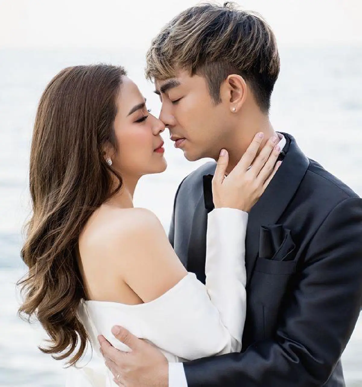 "กวาง-น้ำหวาน" เผยการ์ดแต่งงาน สวย เรียบหรูพร้อมแจก