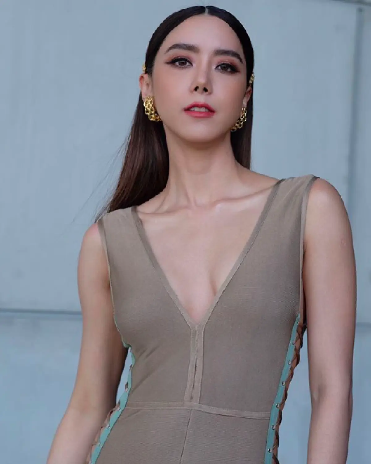 แซ่บซ่าอันลิมิต! “ไอซ์ อภิษฎา” เซ็กซี่หนักมาก ในชุดรัดรูปแหวกอก โชว์ด้านข้าง