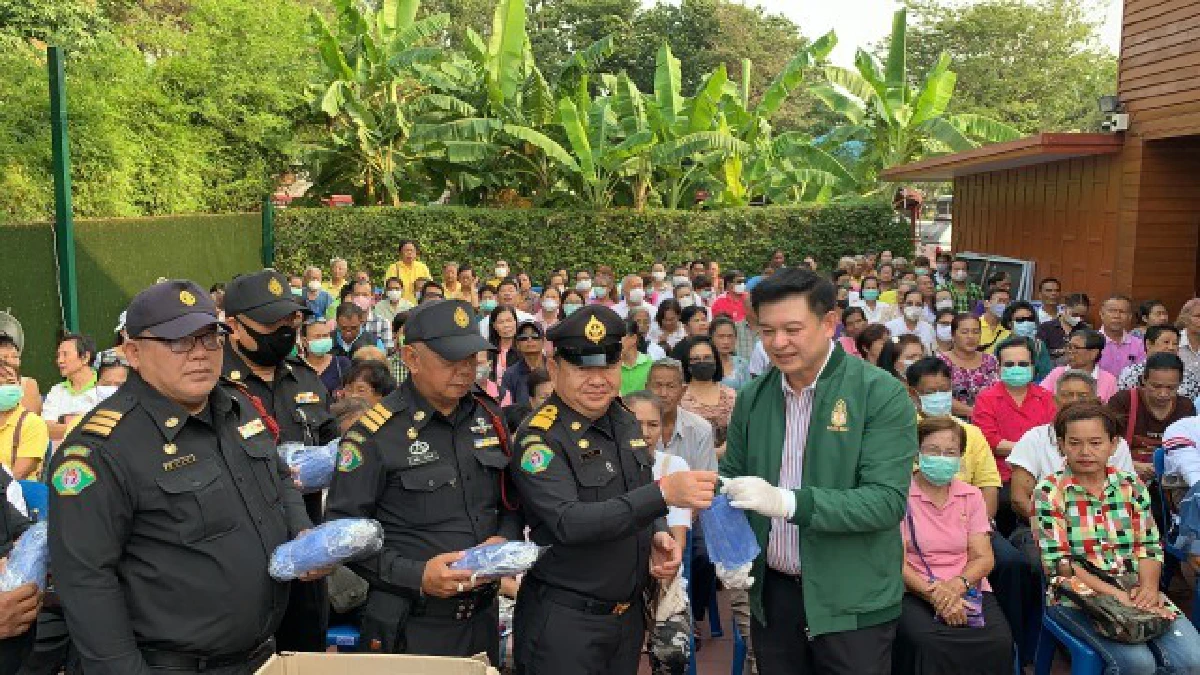 "สิระ"เลิกแจกหน้ากากอนามัยหลังเจอทักท้วงไร้คุณภาพ