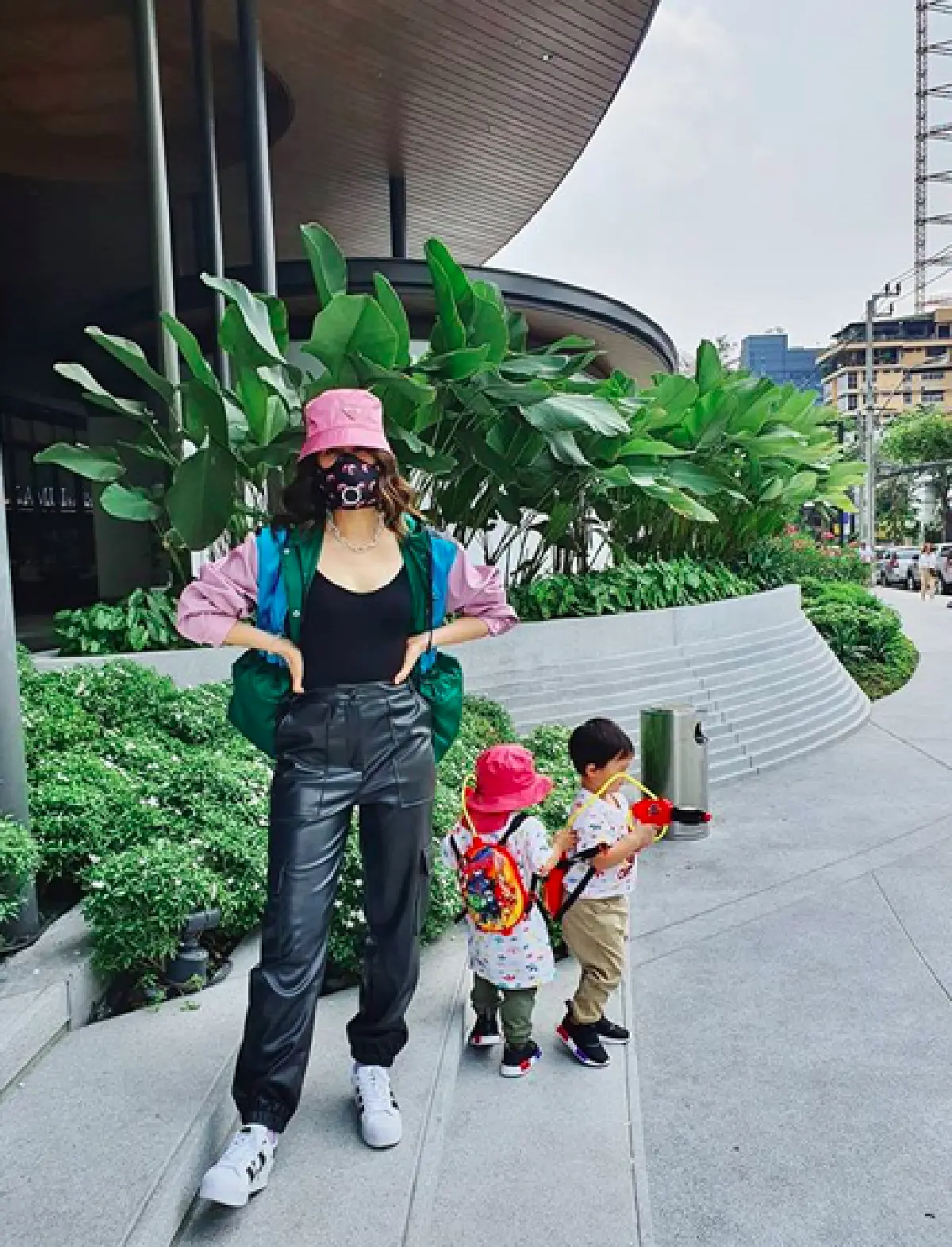 ไม่เคยธรรมดา “ชมพู่ อารยา” กับหน้ากากอนามัยกันโรคแบบแฟชั่น ราคาก็เอาเรื่อง