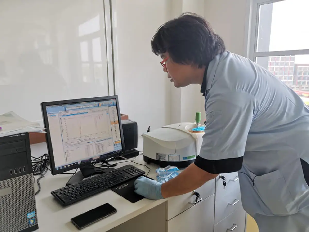 นักวิชาการเผยผลตรวจ "หน้ากากนักการเมืองดัง" มีกลิ่นฉุน-บาง-แตกยุ่ยง่าย