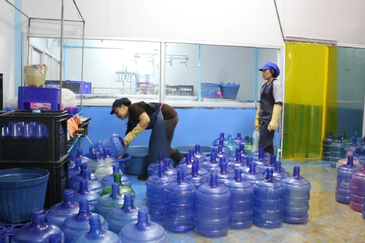 เจ้าของเปิดโรงงานผลิตน้ำดื่มคลี่ปมจิ้งจกตายในถัง ลูกค้ายันฟ้องเรียกเงินครึ่งแสน