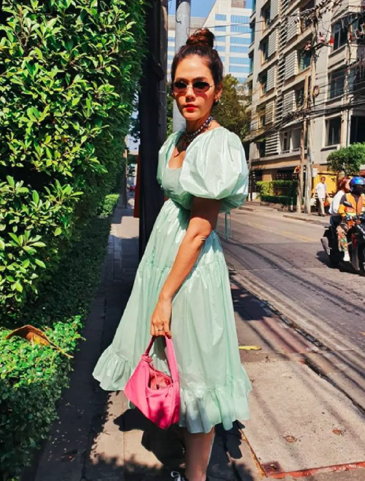 เจ้าแม่สตรีทตัวจริง "ชมพู่ อารยา" กับโลเคชั่นภ่ายภาพแบบชิวๆ 