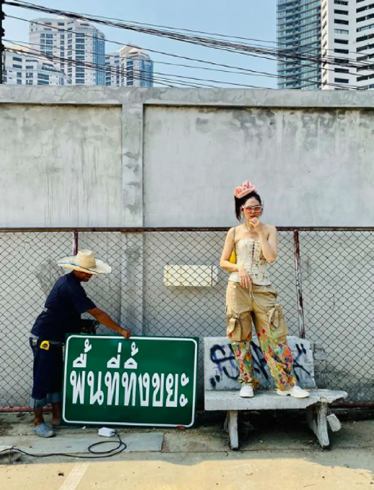 เจ้าแม่สตรีทตัวจริง "ชมพู่ อารยา" กับโลเคชั่นภ่ายภาพแบบชิวๆ 