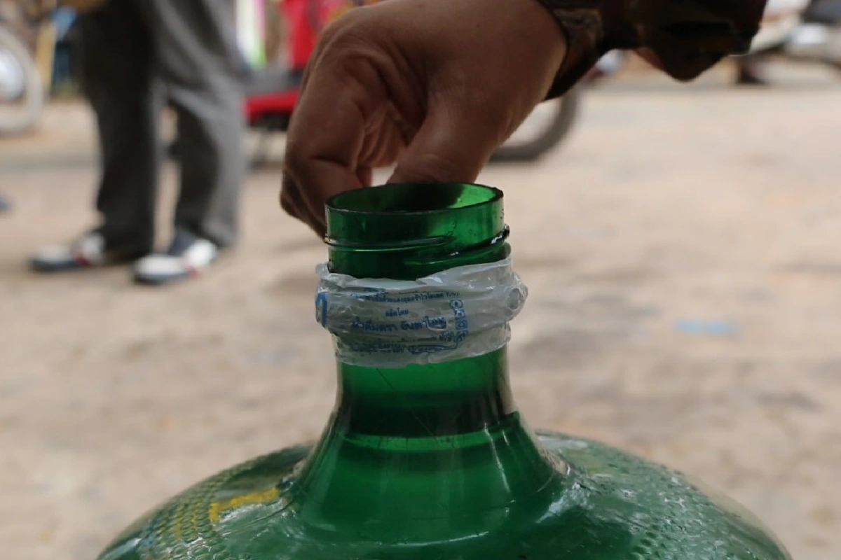 เจ้าของเปิดโรงงานผลิตน้ำดื่มคลี่ปมจิ้งจกตายในถัง ลูกค้ายันฟ้องเรียกเงินครึ่งแสน