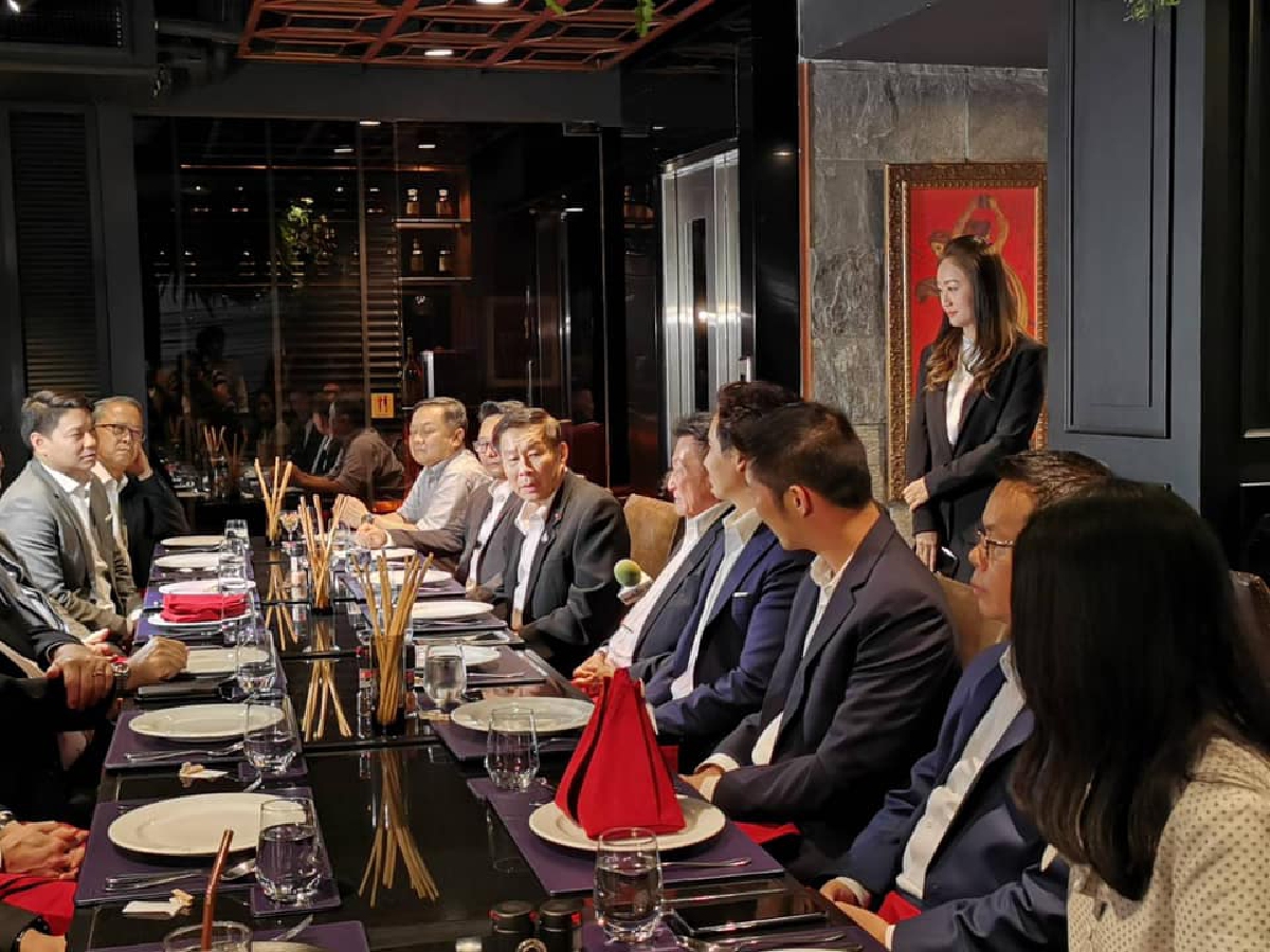 ฝ่ายค้านดินเนอร์เคลียร์ใจชื่นมื่น"ธนาธร"เป็นเจ้าภาพหลังจบศึกซักฟอก ฝ่ายค้านดินเนอร์เคลียร์ใจชื่นมื่น"ธนาธร"เป็นเจ้าภาพหลังจบศึกซักฟอก