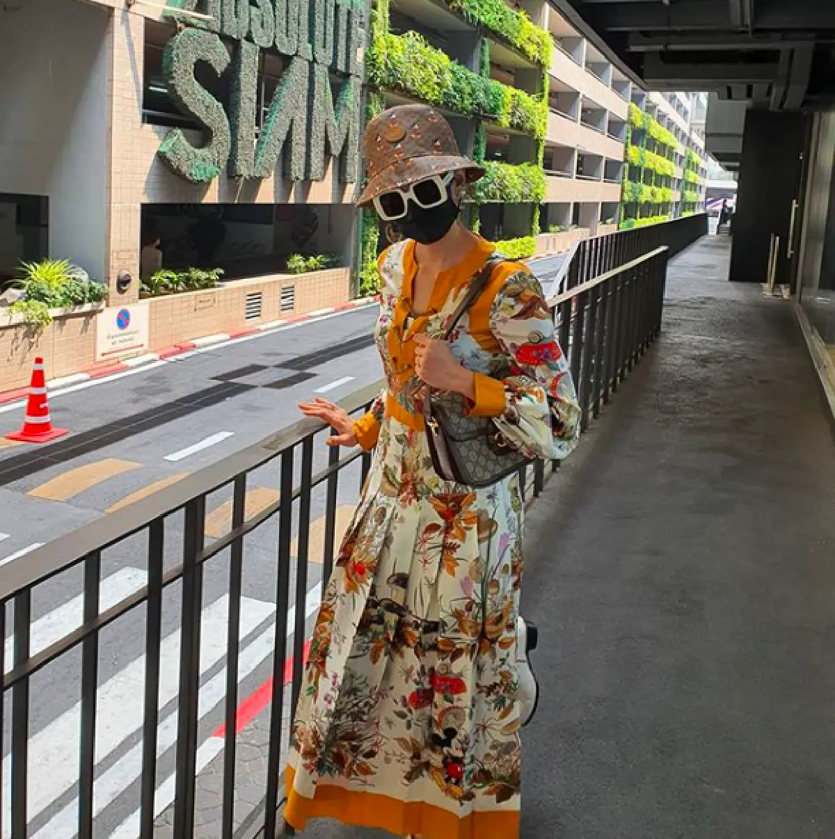 เจ้าแม่สตรีทตัวจริง "ชมพู่ อารยา" กับโลเคชั่นภ่ายภาพแบบชิวๆ 