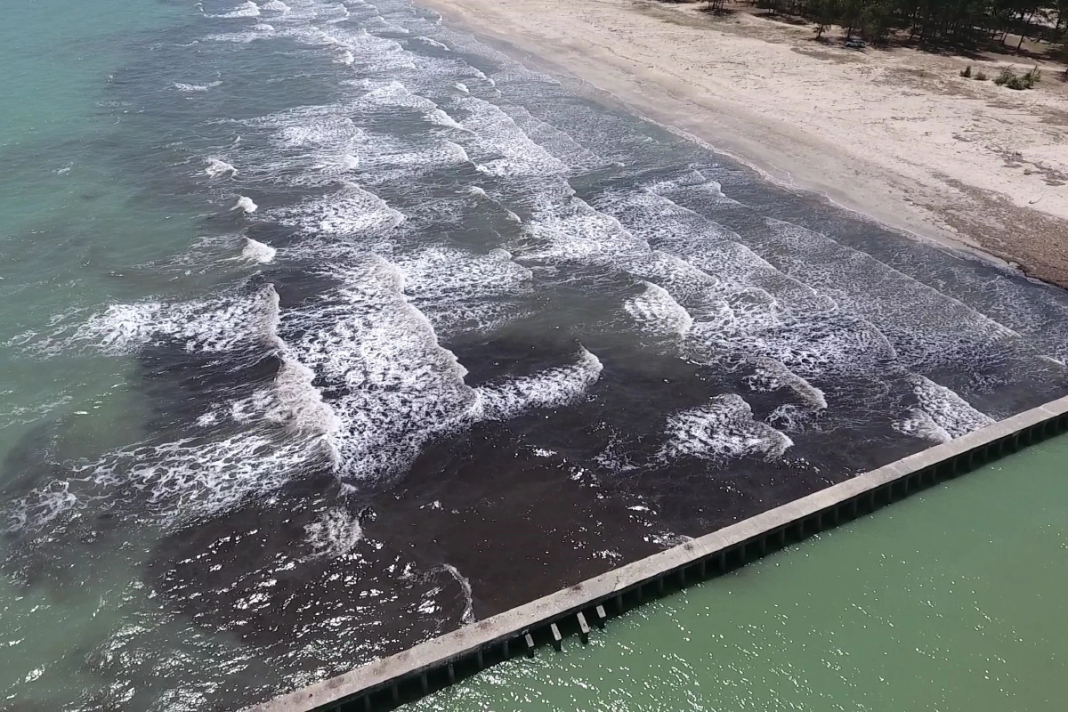 "สนธิรัตน์"ตรวจแท่นจุดเจาะกลางอ่าวไทย สนใจคราบน้ำมันเกลื่อนหัวไหรมาจากไหน