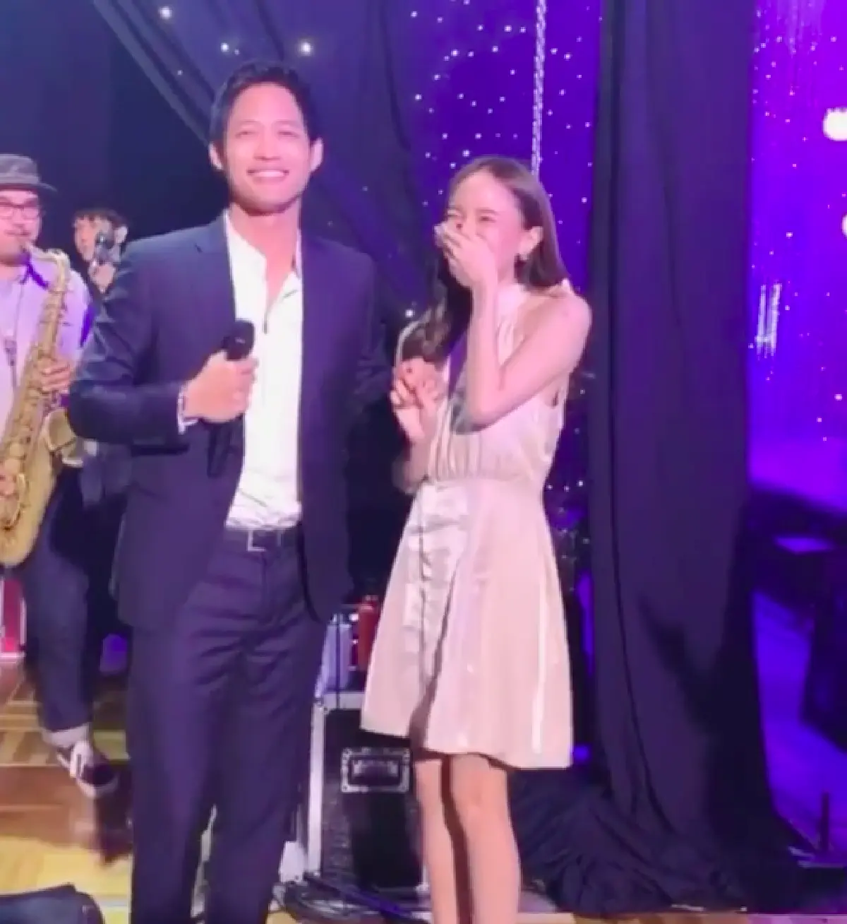 “มิ้ง ศวภัทร“ ชี้แจงกรณีสวมกอด “ตู่ ภพธร” หลังกลับจากเกาหลี แต่ไม่กักตัว 