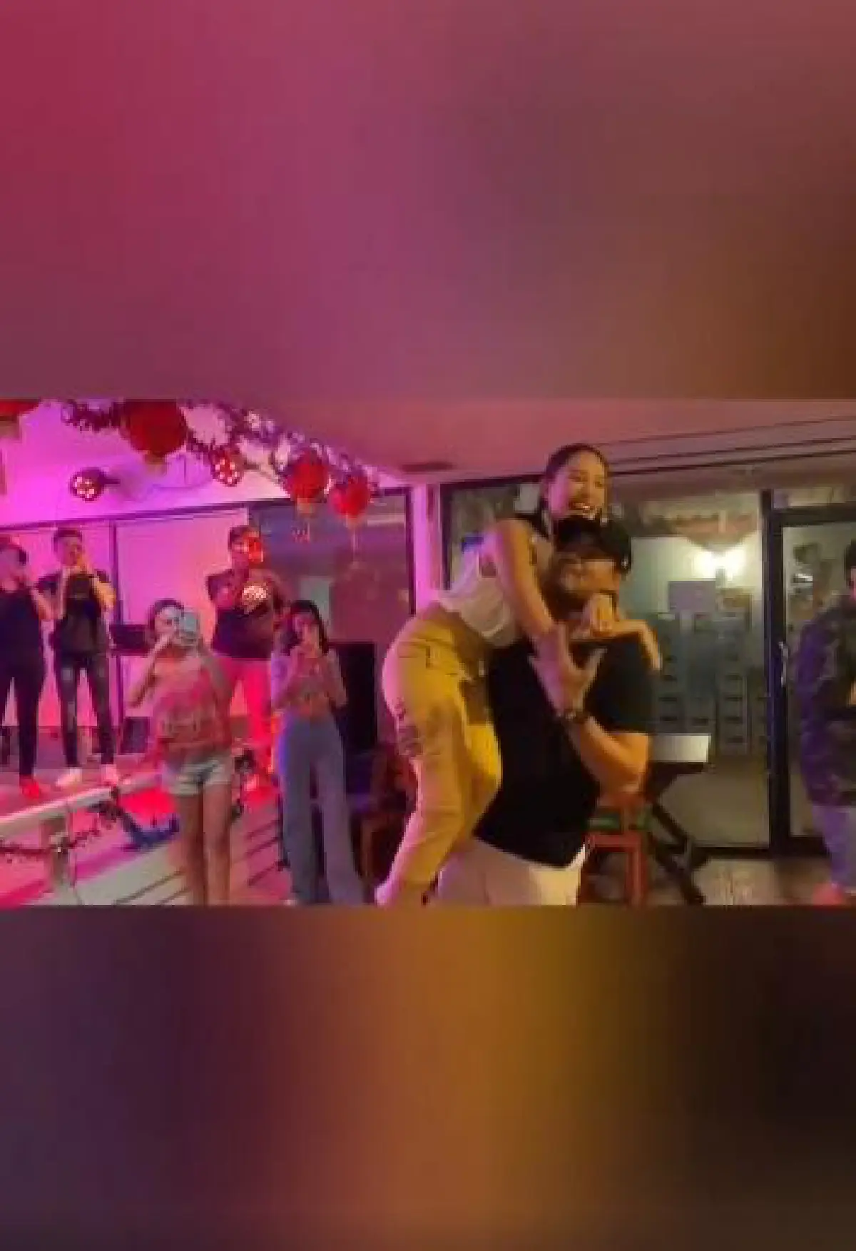 ขอเซอร์ไพรส์บ้าง! พีท ร้องเพลงแร็ปคุกเข่าขอ เฌอเบลล์ แต่งงานสุดคึกคัก (คลิป)