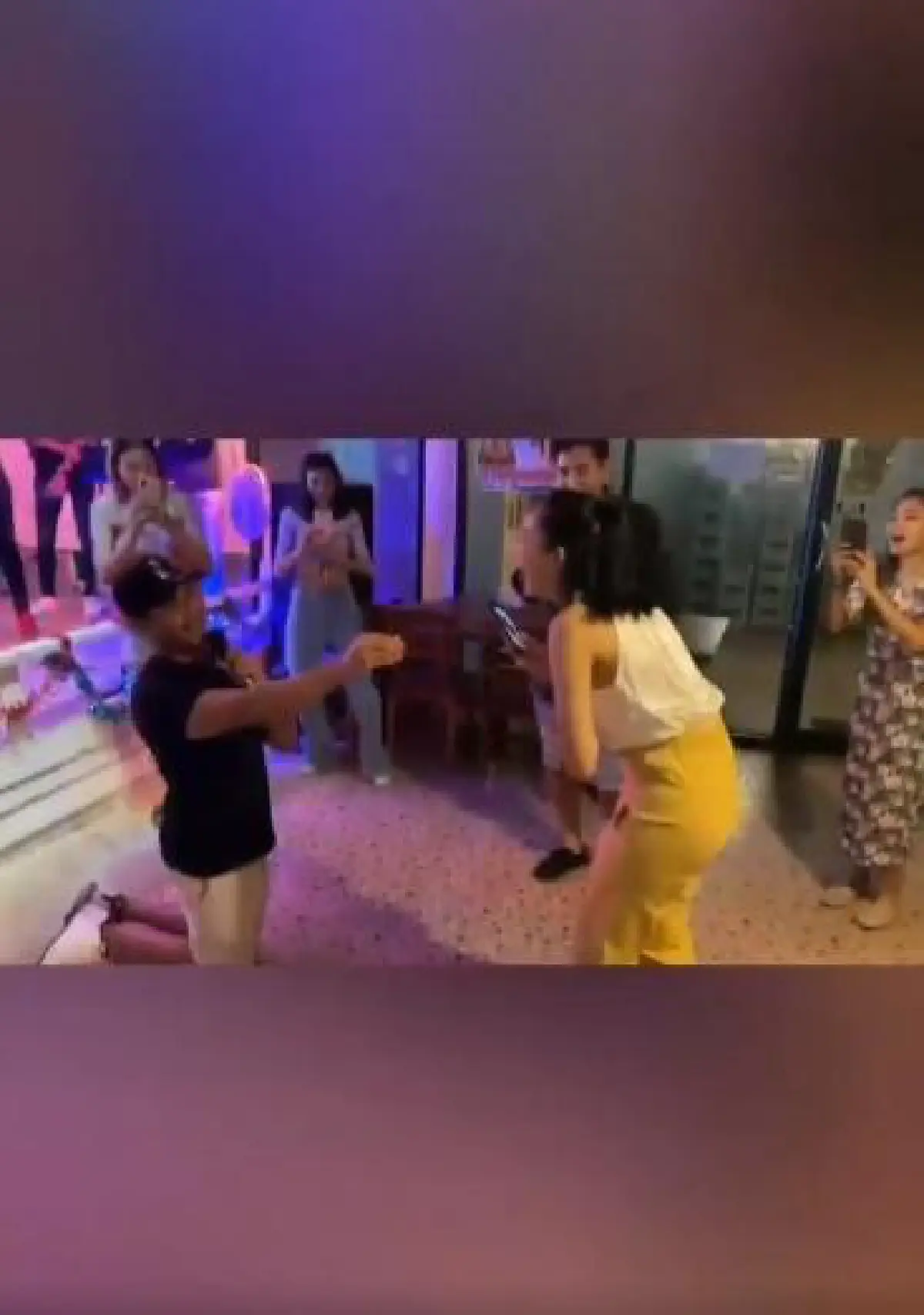 ขอเซอร์ไพรส์บ้าง! พีท ร้องเพลงแร็ปคุกเข่าขอ เฌอเบลล์ แต่งงานสุดคึกคัก (คลิป)