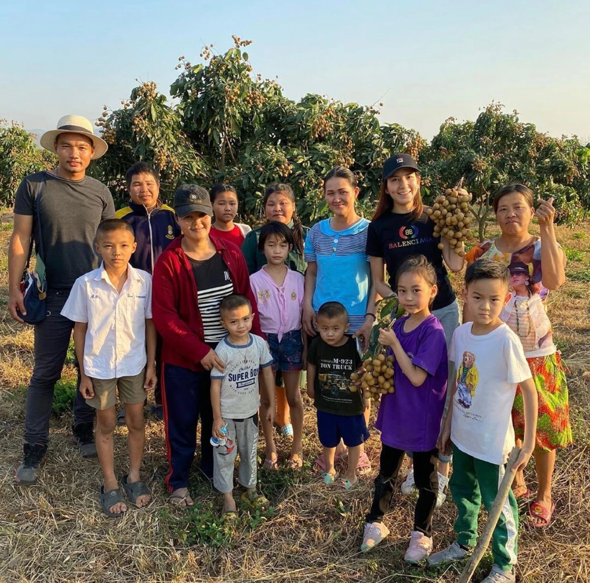 พลอย ชิดจันทร์ หายเหนื่อย! พาลูกๆเก็บผลลำไยปีแรกหลังทุ่มเทมากว่า 5 ปี