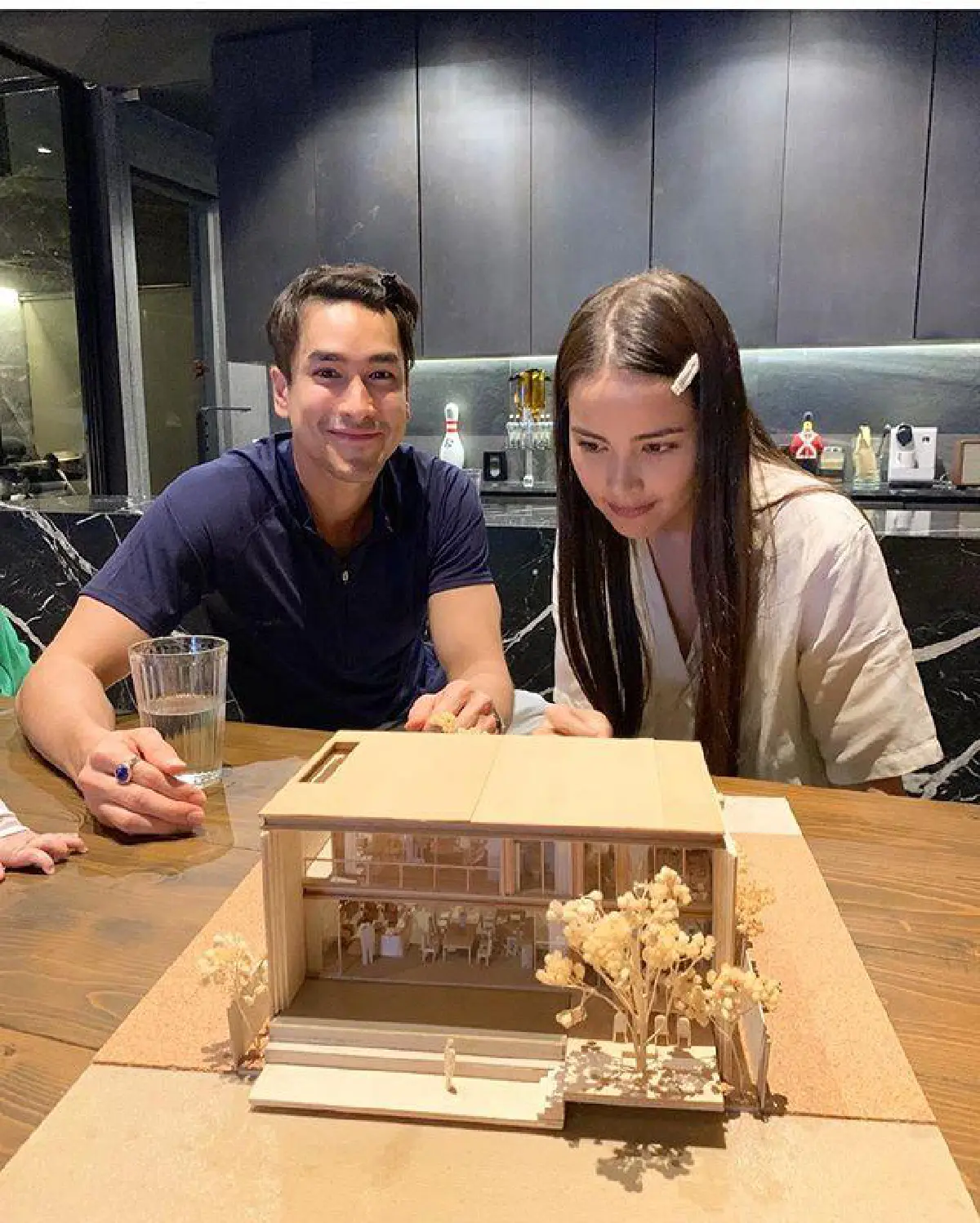 ณเดชน์-ญาญ่า ควงกันไปดูแปลนบ้าน หรือจะเป็นเรือนหอในอนาคต?