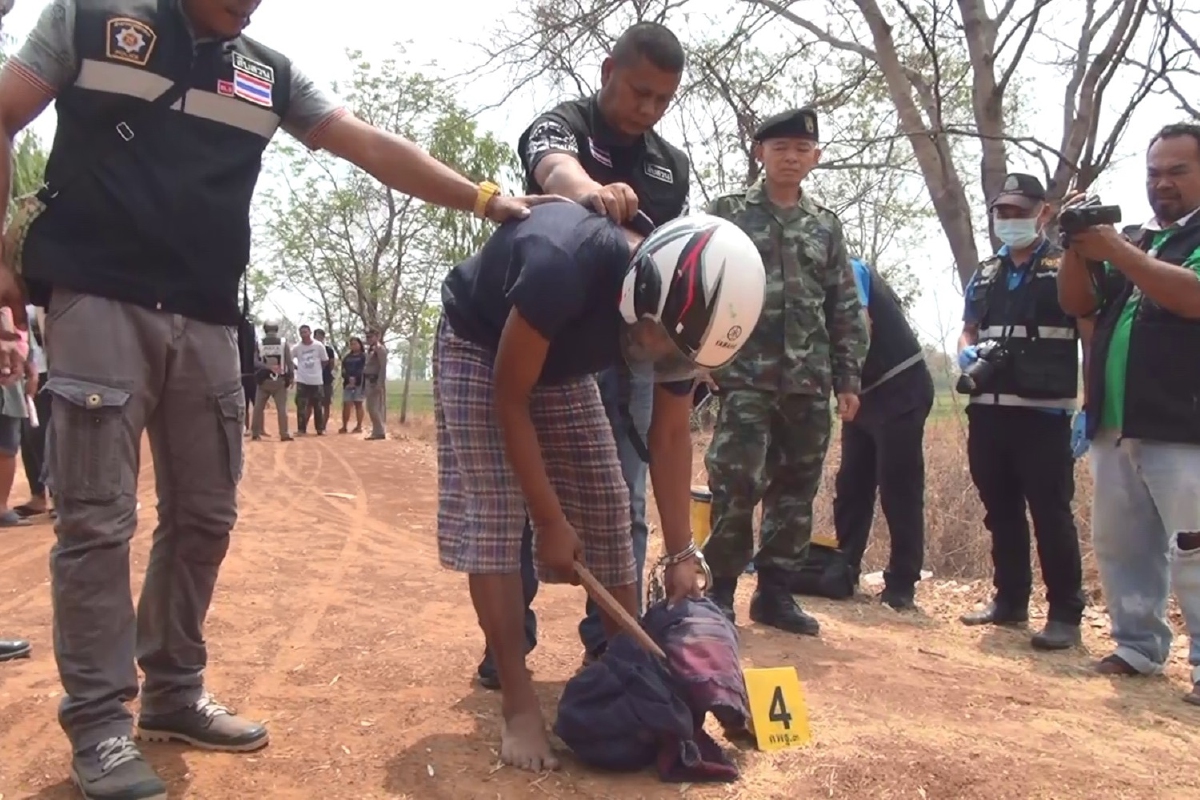 ยาย-แม่เรียกร้องให้ประหารพลทหารเมายาฆ่าปาดคอหลานสาว4ขวบ ยาย-แม่เรียกร้องให้ประหารพลทหารเมายาฆ่าปาดคอหลานสาว4ขวบ