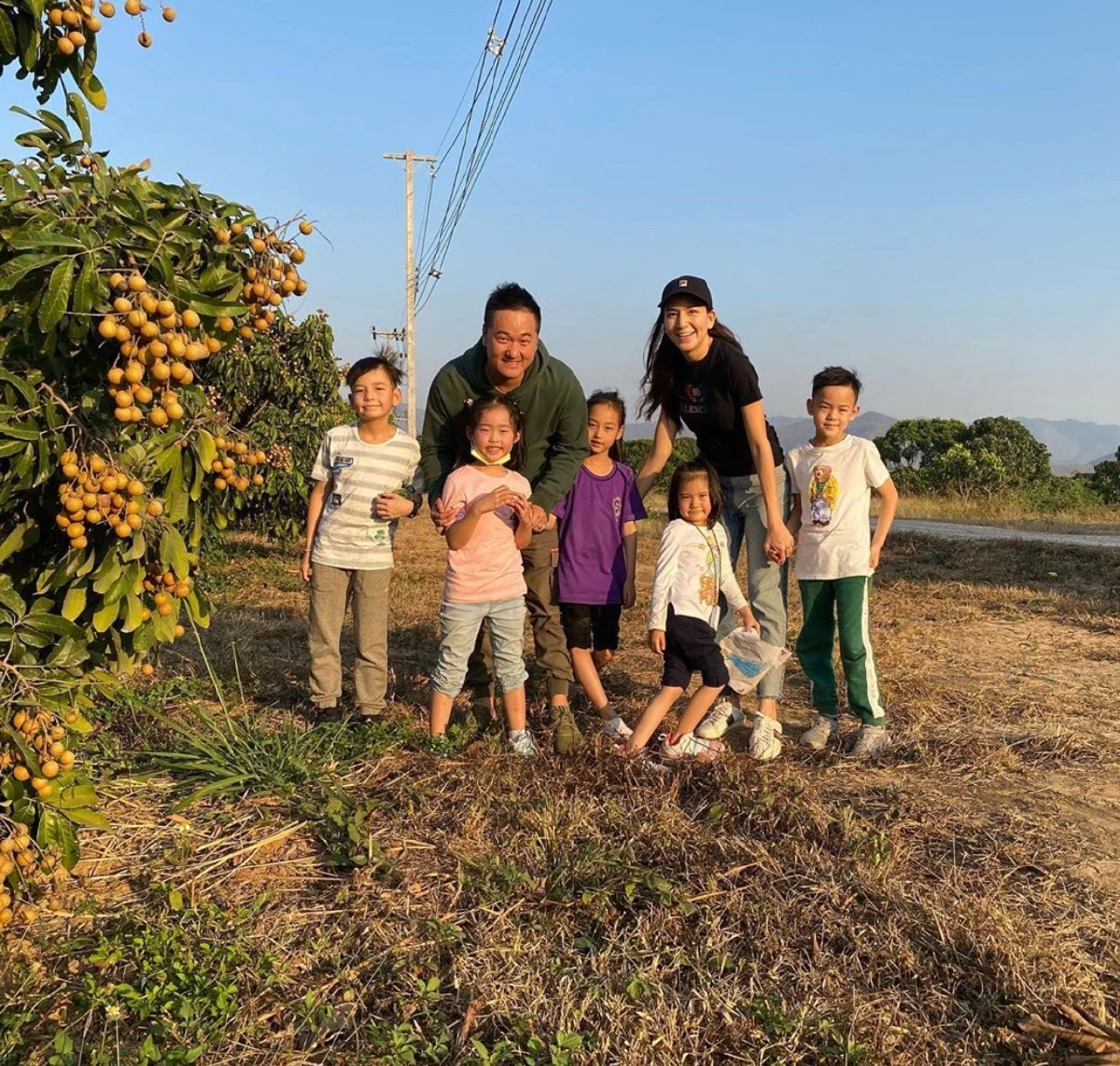 พลอย ชิดจันทร์ หายเหนื่อย! พาลูกๆเก็บผลลำไยปีแรกหลังทุ่มเทมากว่า 5 ปี