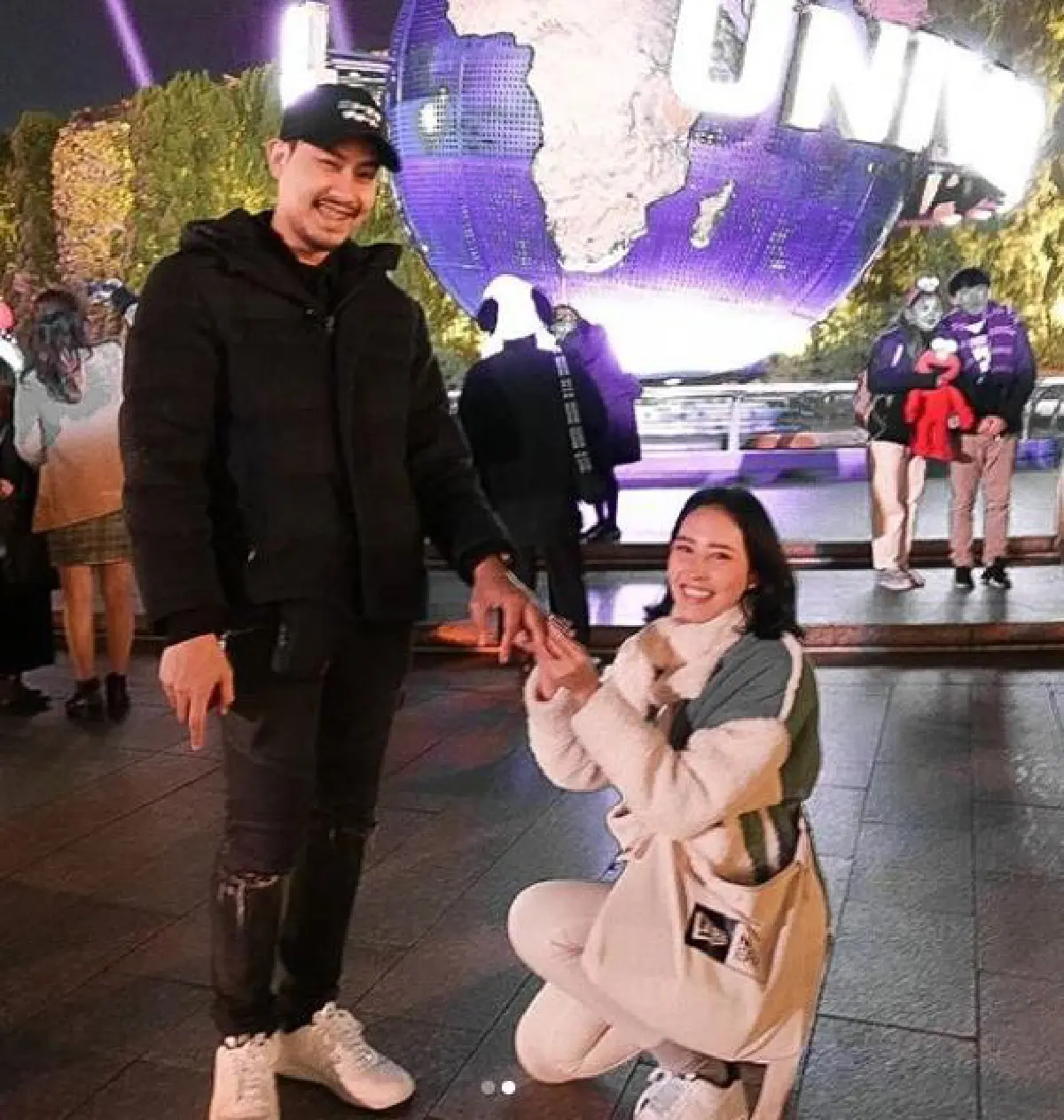 ขอเซอร์ไพรส์บ้าง! พีท ร้องเพลงแร็ปคุกเข่าขอ เฌอเบลล์ แต่งงานสุดคึกคัก (คลิป)