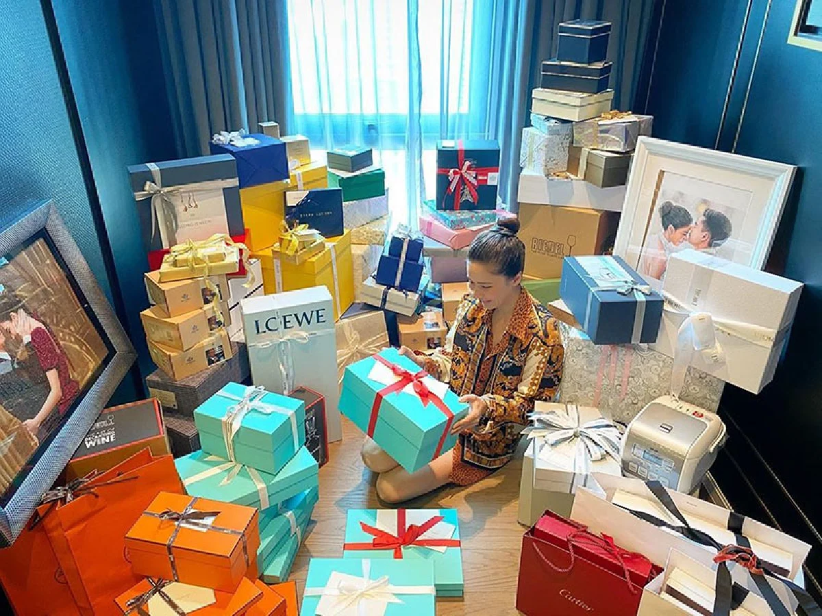 ปังมาก! ศรีริต้า เจนเซ่น แกะของขวัญงานแต่ง..แบรนด์เนมหรูแน่นล้นห้อง