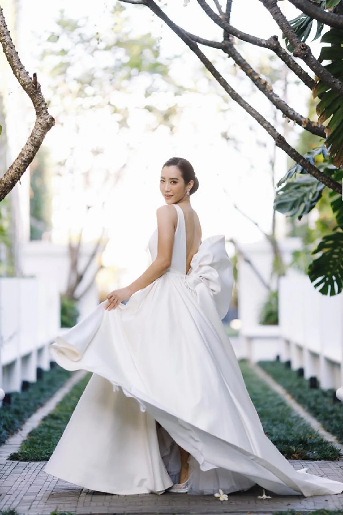 ซูมดีเทลชุดเจ้าสาวของ วีเจจ๋า-ณัฐฐาวีรนุช สวยเรียบง่ายในวันสำคัญ