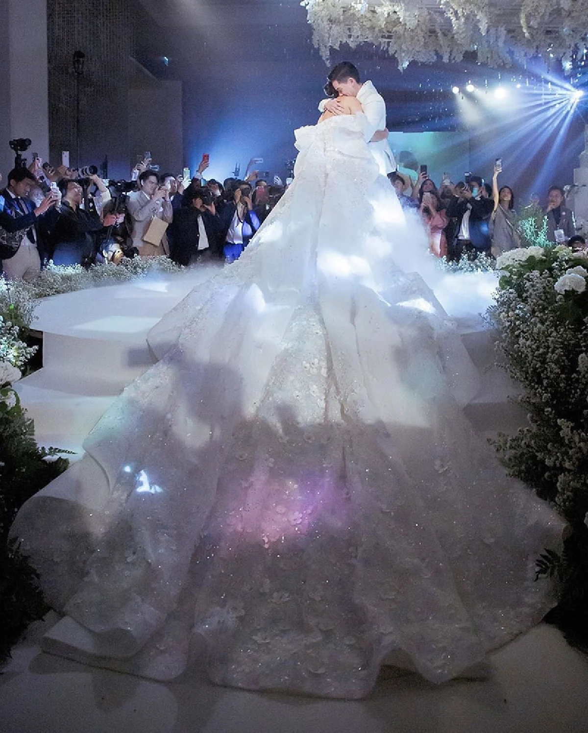 ปังมาก! ศรีริต้า เจนเซ่น แกะของขวัญงานแต่ง..แบรนด์เนมหรูแน่นล้นห้อง