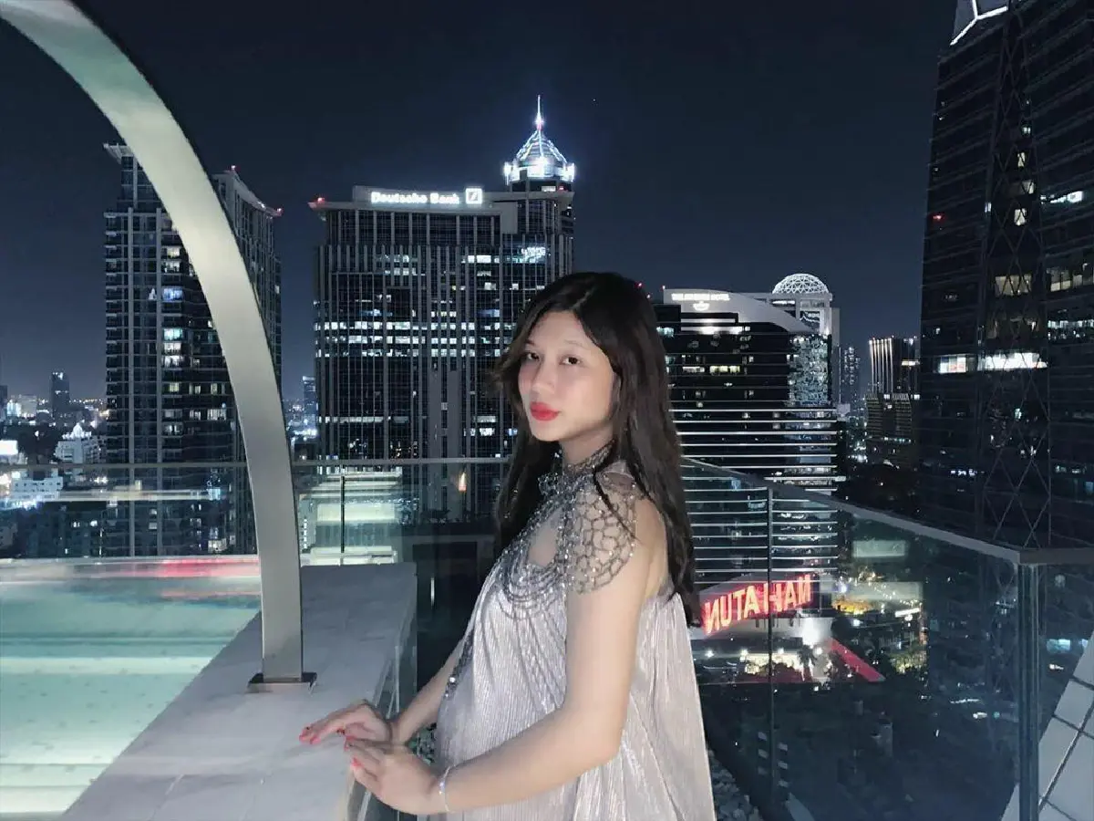 กุ๊บกิ๊บ สวมชุดว่ายน้ำอวดท้องโต ฉลองครบรอบแต่งงาน 4 ปีที่โรงแรมหรูกลางกรุง