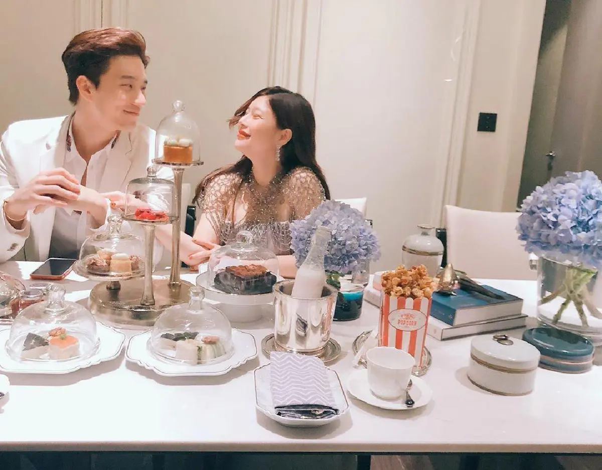 กุ๊บกิ๊บ สวมชุดว่ายน้ำอวดท้องโต ฉลองครบรอบแต่งงาน 4 ปีที่โรงแรมหรูกลางกรุง