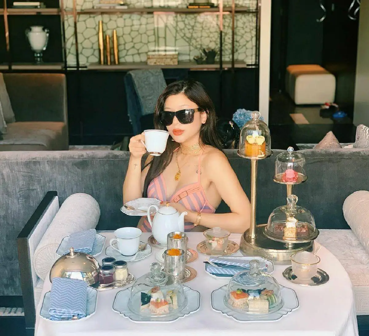 กุ๊บกิ๊บ สวมชุดว่ายน้ำอวดท้องโต ฉลองครบรอบแต่งงาน 4 ปีที่โรงแรมหรูกลางกรุง