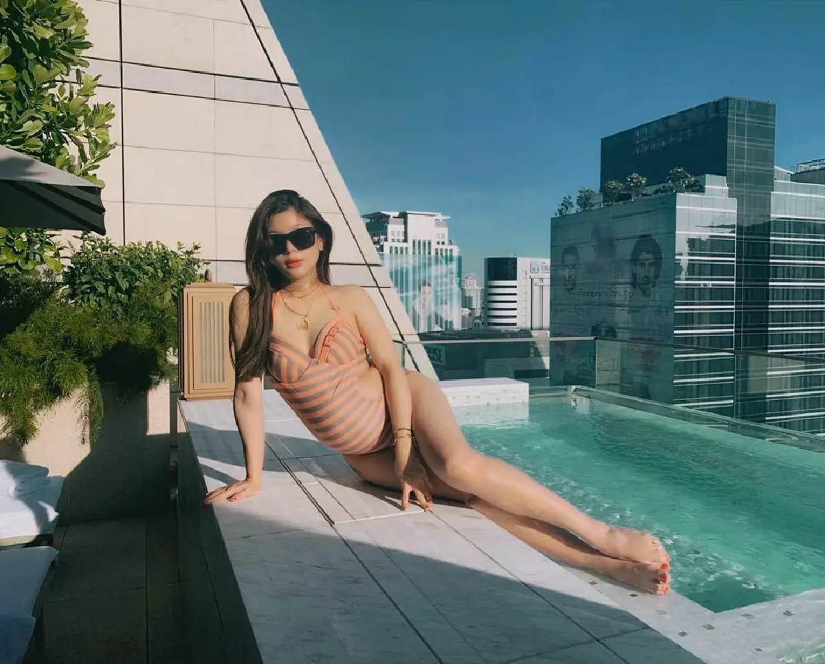 กุ๊บกิ๊บ สวมชุดว่ายน้ำอวดท้องโต ฉลองครบรอบแต่งงาน 4 ปีที่โรงแรมหรูกลางกรุง