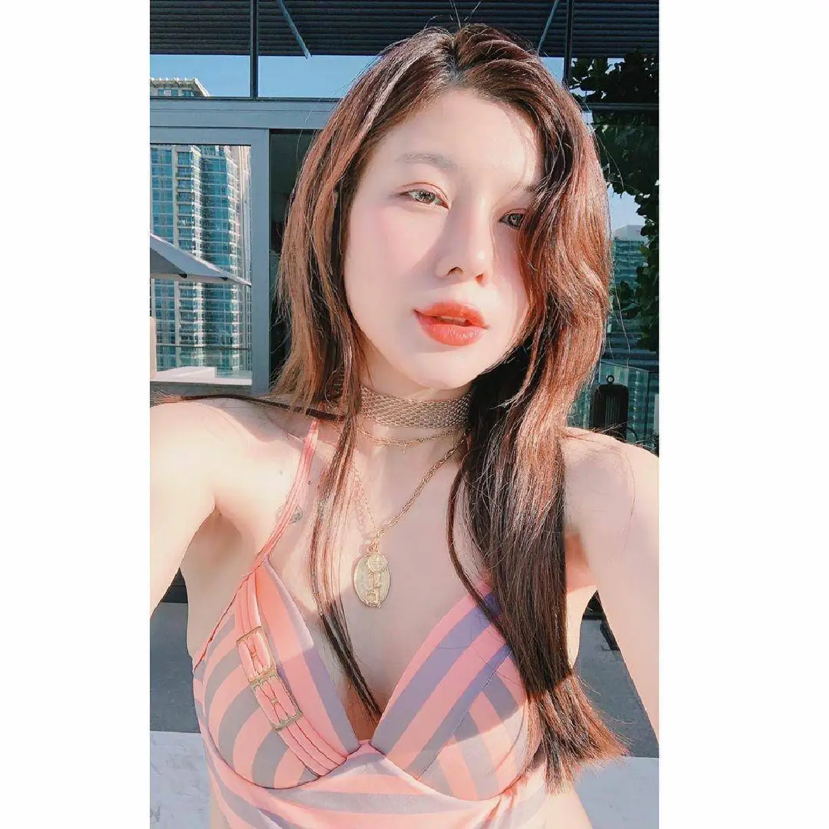 กุ๊บกิ๊บ สวมชุดว่ายน้ำอวดท้องโต ฉลองครบรอบแต่งงาน 4 ปีที่โรงแรมหรูกลางกรุง