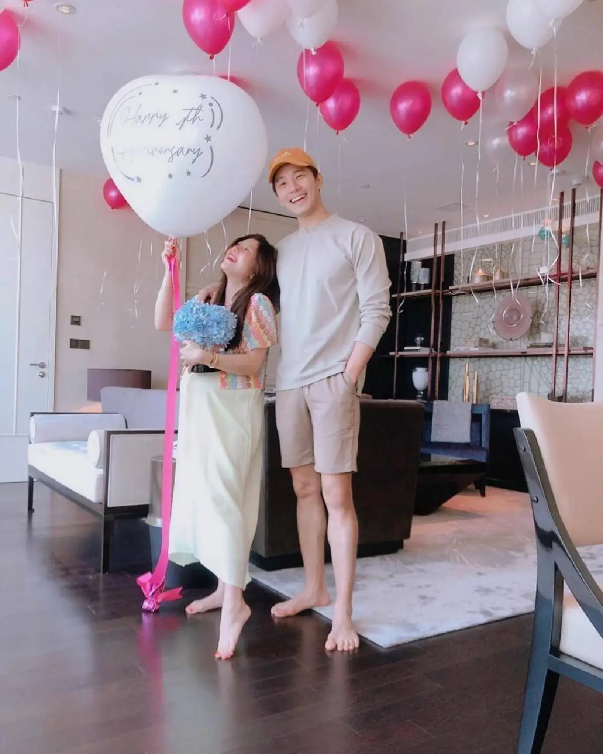 กุ๊บกิ๊บ สวมชุดว่ายน้ำอวดท้องโต ฉลองครบรอบแต่งงาน 4 ปีที่โรงแรมหรูกลางกรุง