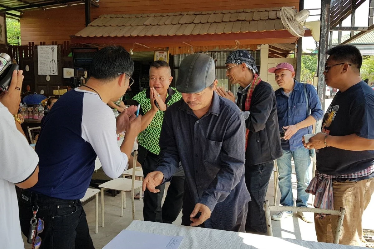 ปิดตำนานเสี่ยวอี้ศิลปินชาวชัยภูมิผู้ผลิตเครื่องดนตรีสายพันธุ์ไทยชิ้นใหม่ของโลก