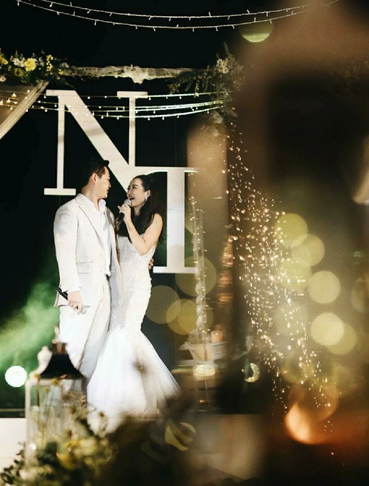 “จ๋า-ตุ๊" ฉลองวิวาห์หวาน ท่ามกลางบรรยากาศโรแมนติกริมทะเล 