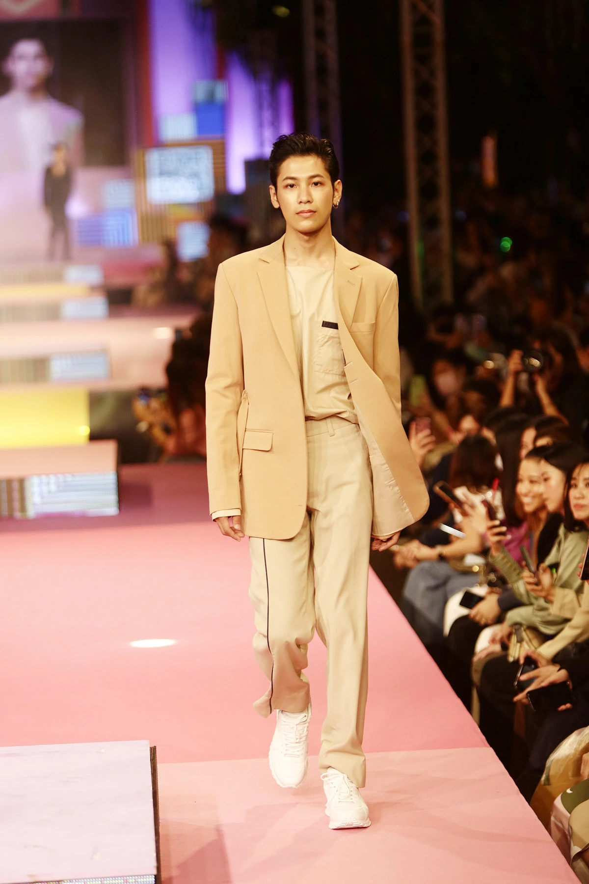 รันเวย์กลางกรุงอัปเดตเทรนด์แฟชั่นจากแบรนด์ยอดฮิต