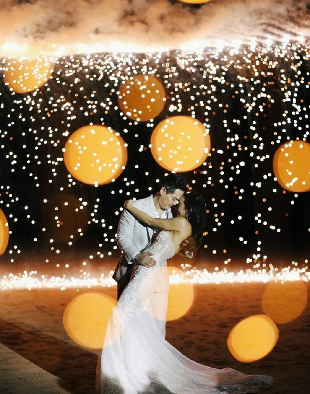 “จ๋า-ตุ๊" ฉลองวิวาห์หวาน ท่ามกลางบรรยากาศโรแมนติกริมทะเล 